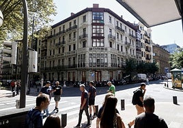 El inmueble da a tres calles: Alameda Mazarredo, Ledesma y Colón de Larreátegi.