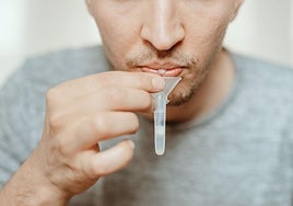 Millonario por un escupitajo: accede a una herencia gracias a la saliva de su abuelo recogida del suelo