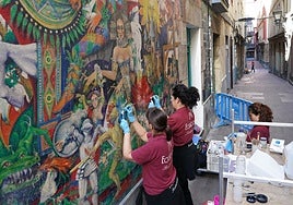 Josune Ostio, Nagore Zalbidea, Marina Aguiar, del Equipo 7 Restauración trabajan en la recuperación de la obra.