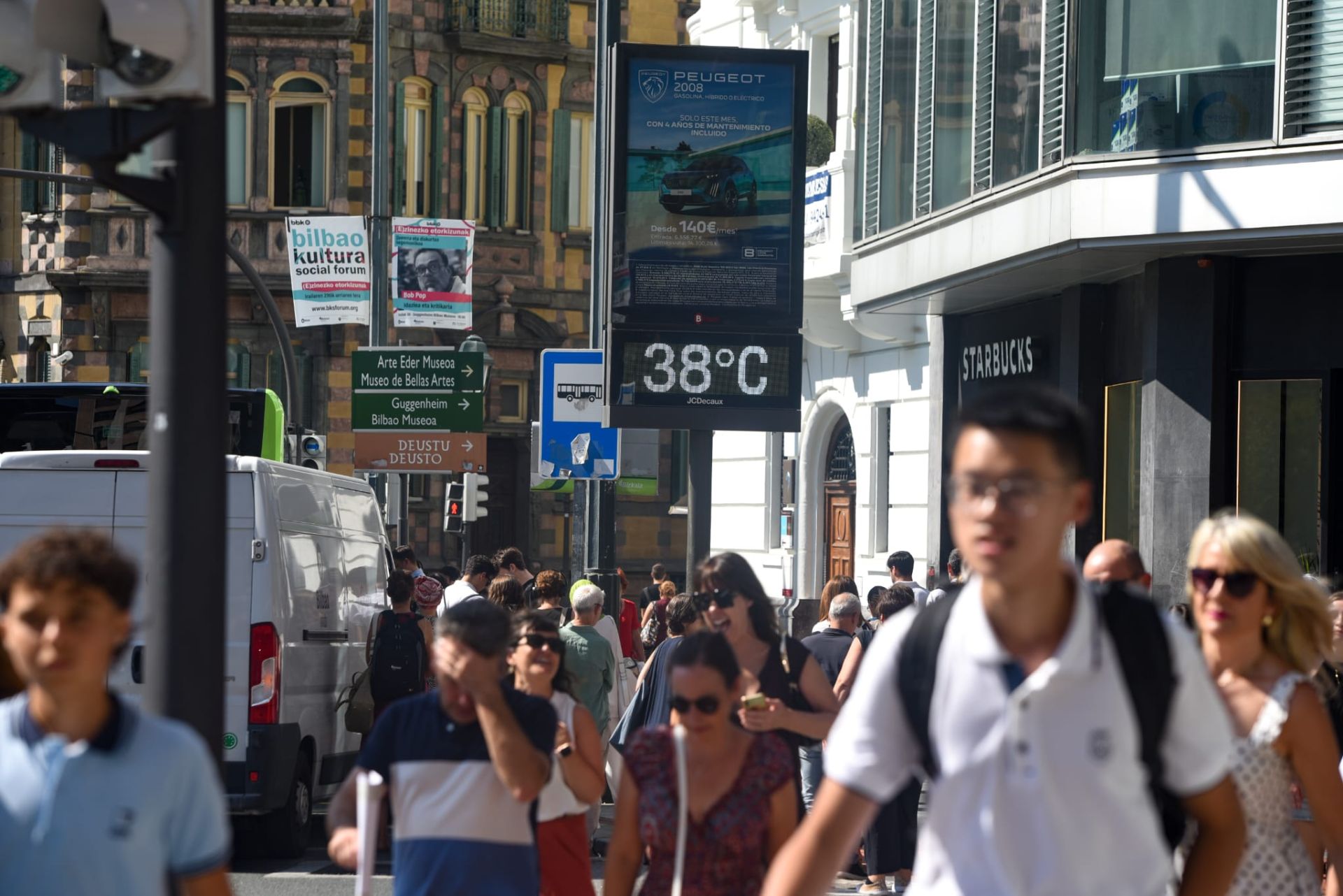 A primera hora de la tarde en Moyua, los termometros marcaban 38 grados.