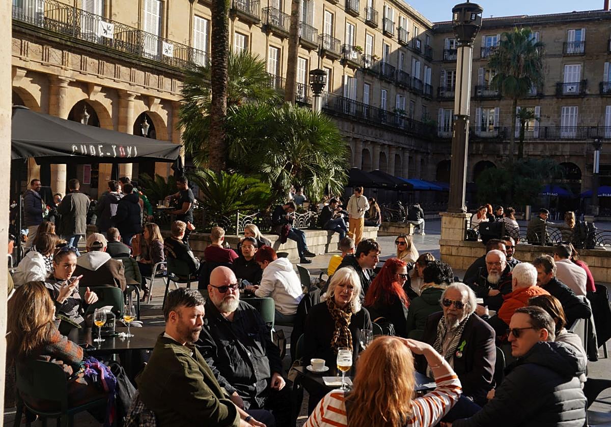 Imagen de archivo de ambiente en la Plaza Nueva.