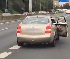 Circula con la puerta del coche totalmente abierta por una autovía en Santander
