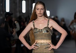 Vivian Jenna Wilson presenta una creación en el desfile de moda de temática BDSM de Chris Habana en la Semana de la Moda de Nueva York.