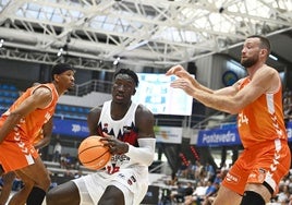Khalifa Diop trata de superar al exbaskonista Costello.