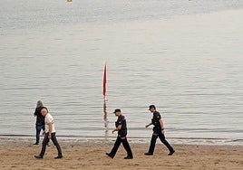 Buceadores de la Armada explosionan una bomba en la playa de Las Arenas