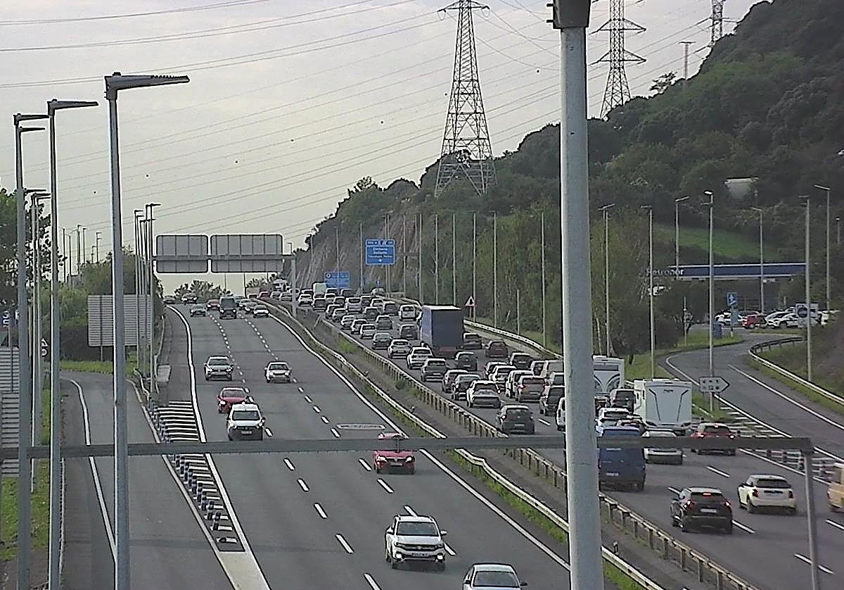 Finalizan las retenciones en la A-8 tras el choque entre seis vehículos en Muskiz