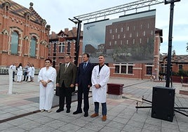 El consejero de Salud, Alberto Martínez, y el alcalde de Bilbao, Juan Mari Aburto, con altos cargos de Osakidetza, este viernes en Basurto.