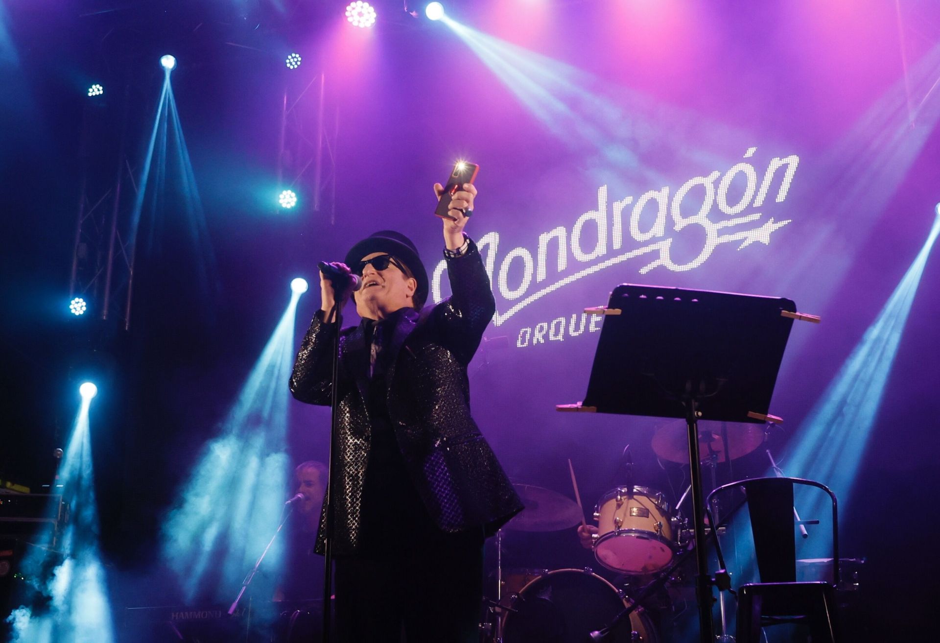 Gurruchaga, vocalista de la Orquesta Mondragón, durante un concierto en las fiestas de Bilbao del año pasado.