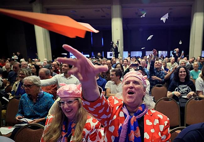 La gala es un evento disparatado y este año hicieron volar decenas de aviones de papel.