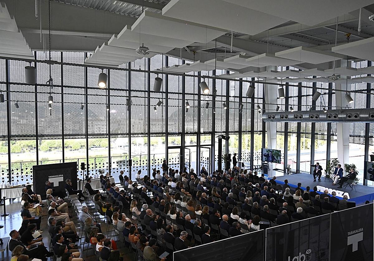 La sala Prisma de Tabakalera acogió la undécima edición del Foro Finanza de Elkargi, que reunió a más de doscientas personas del ámbito empresarial e institucional.