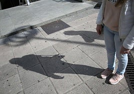 Una mujer amenazada por su expareja posa acompañada de su escolta.