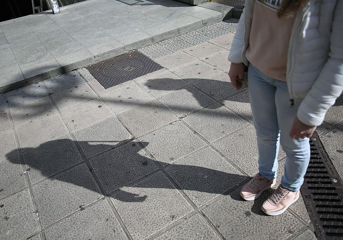 Una mujer amenazada por su expareja posa acompañada de su escolta.