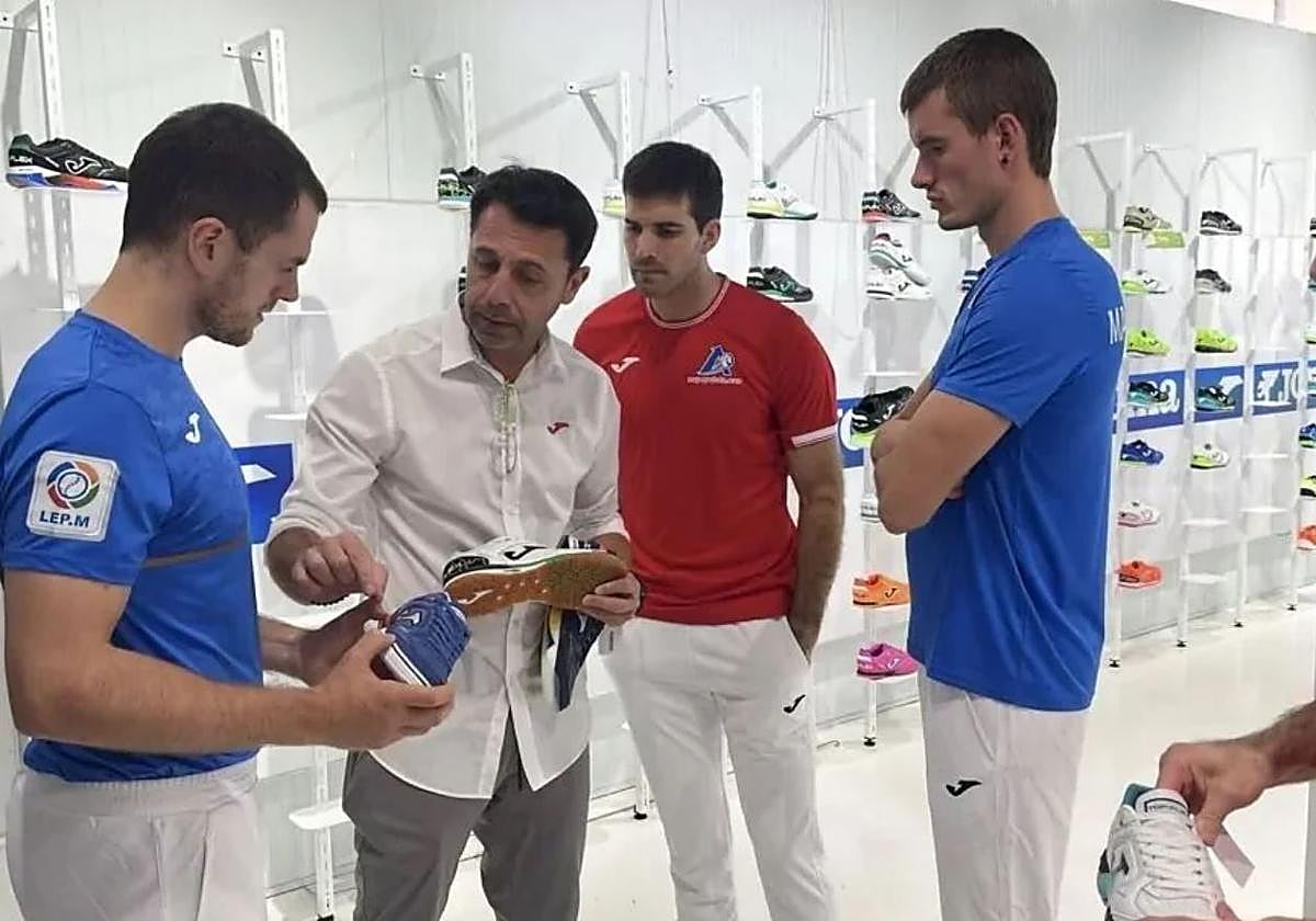 Laso, Zabaleta, Mariezkurrena y Altuna charlan con un responsable de Joma.