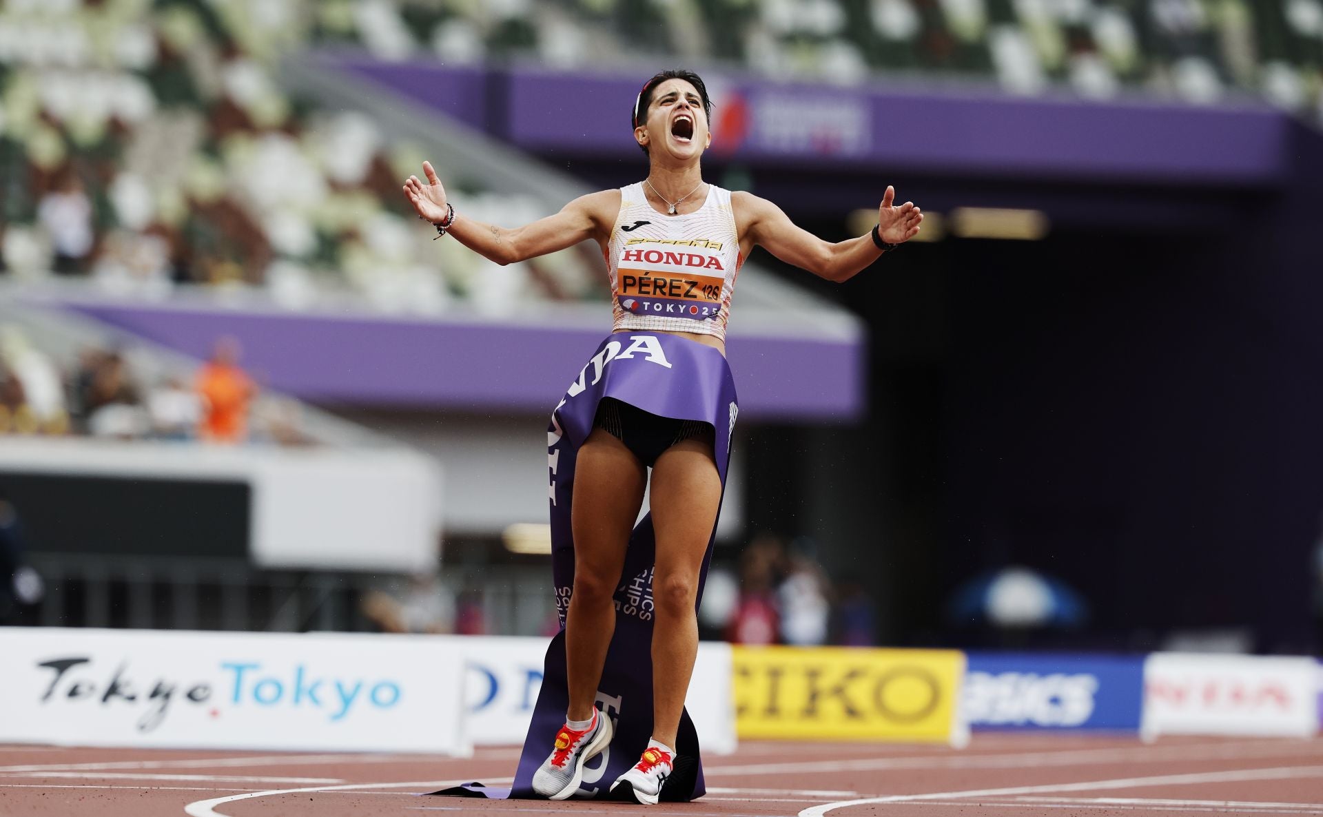 María Pérez celebra su segundo oro en el Mundial de Tokio.