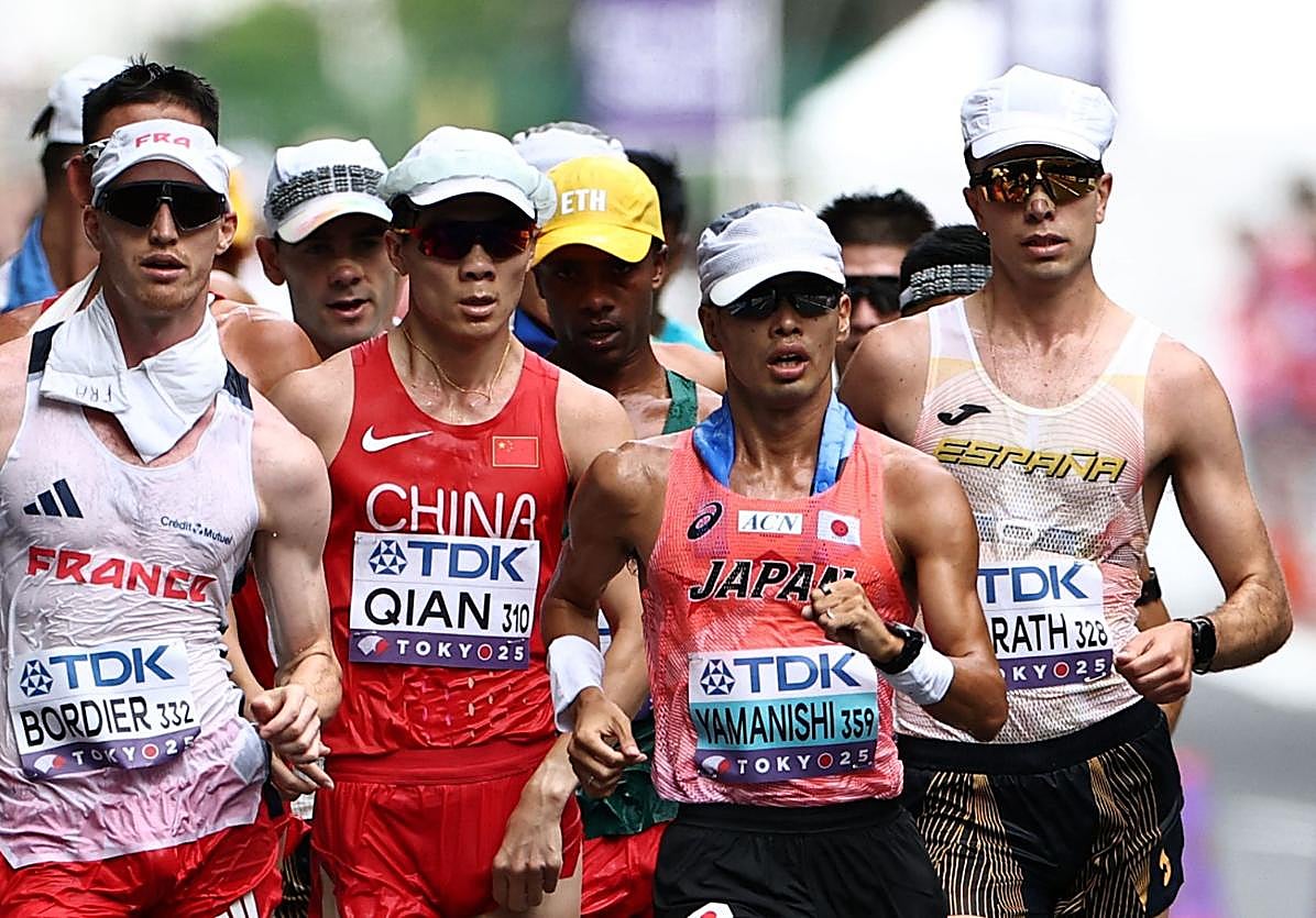 McGrath, al la derecha del grupo durante la competición.