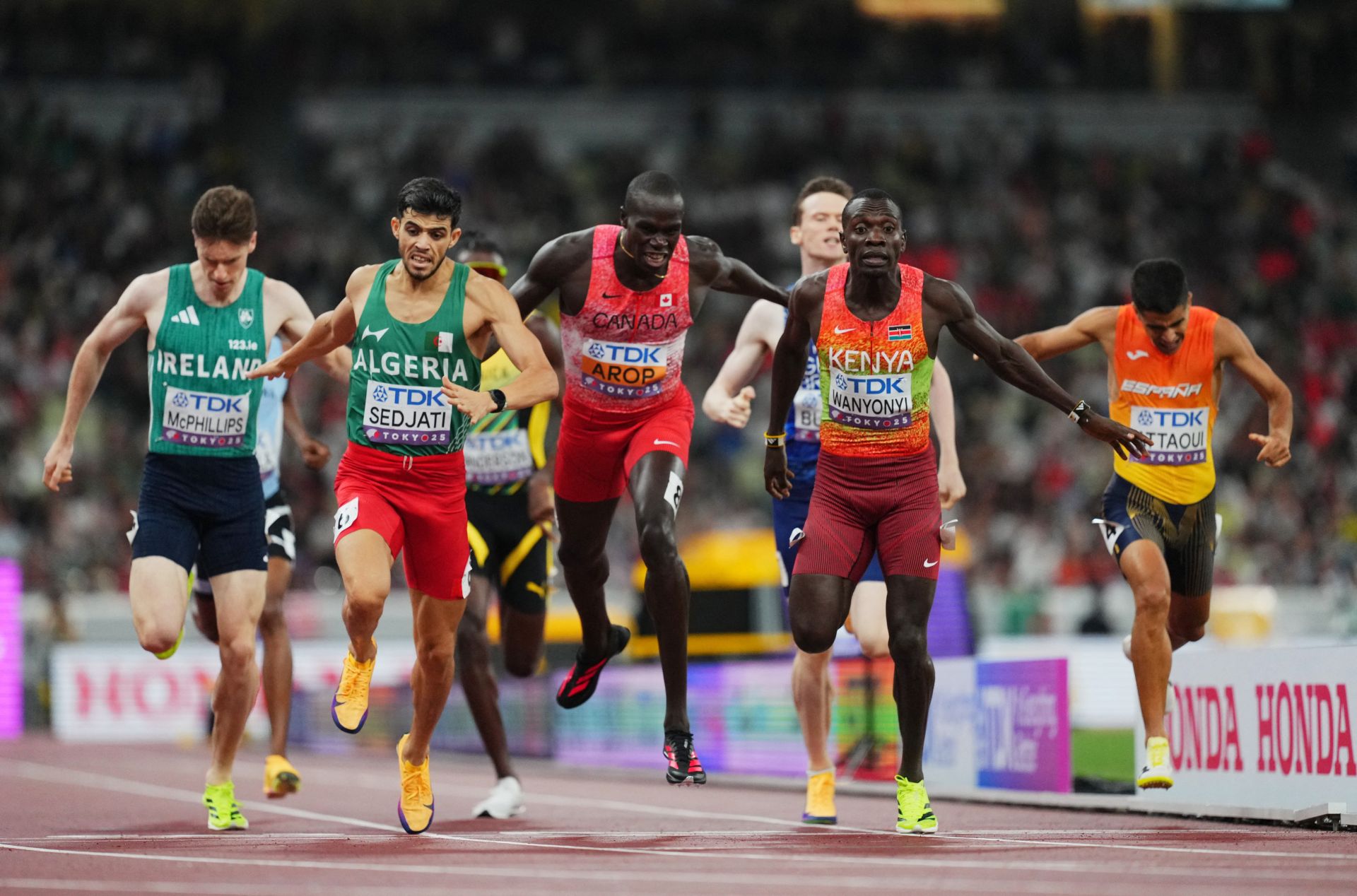 Attaoui, a la derecha, queda fuera del podio de los 800 metros.