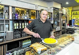 David sirve una de las famosas tortillas de La Posada del Duende.