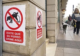 Cartel que advierte a los propietarios de perros para que no orinen en las fachadas de un edificio de Vitoria.