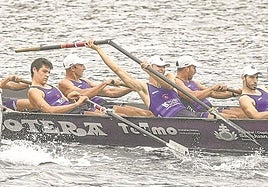 El tres de babor de Santurtzi rompió el remo en la segunda ciaboga, pero el contratiempo no tuvo comnsecuencias para la 'Sotera'.