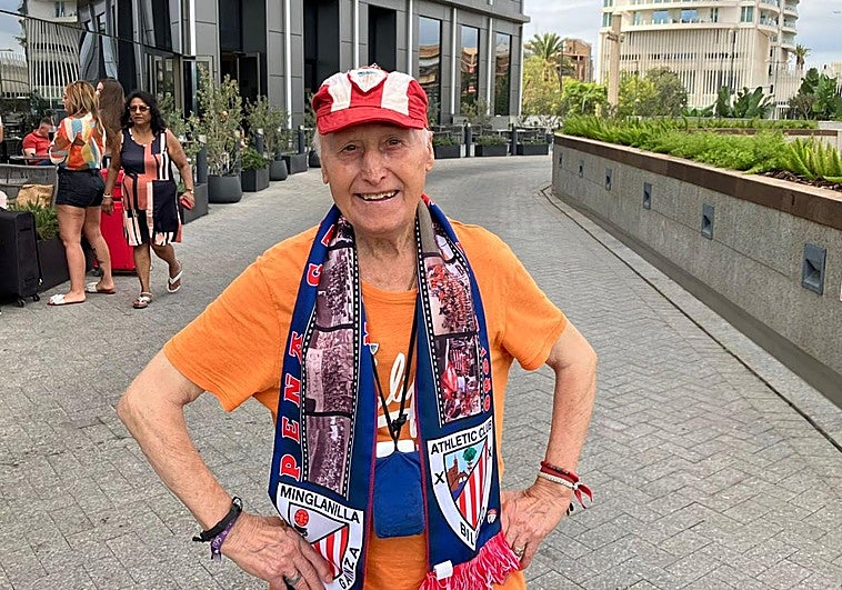 El hincha que siempre anima al Athletic en Valencia con una gorra comprada hace 70 años