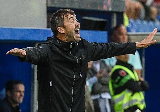 El Chacho Coudet gesticula durante el encuentro.