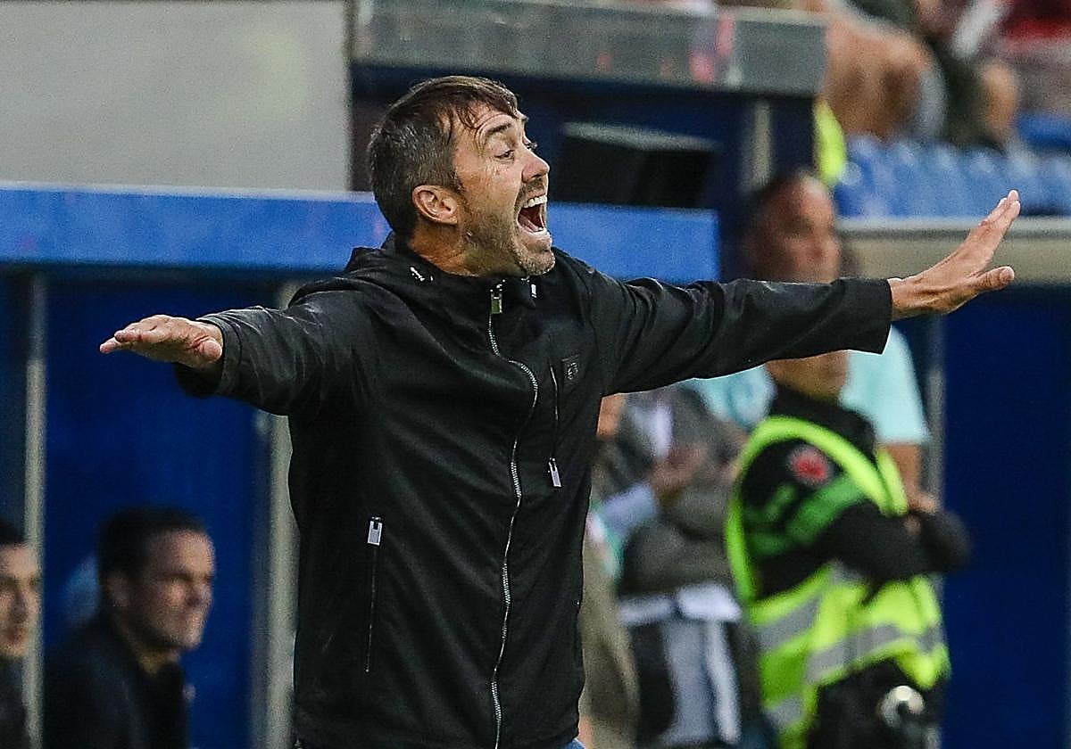 El Chacho Coudet gesticula durante el encuentro.