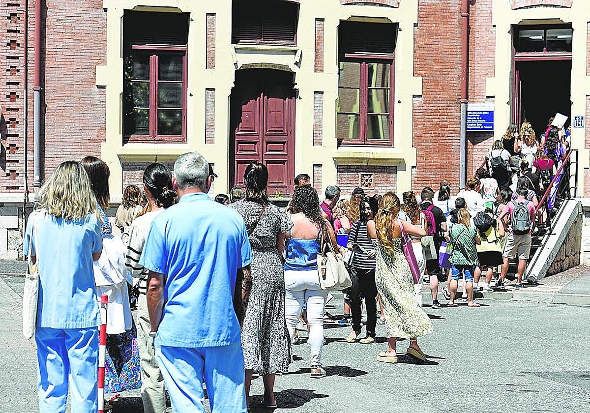 Entrada al pabellón Arrupe, que acoge hoy en día buena parte de las consultas externas.