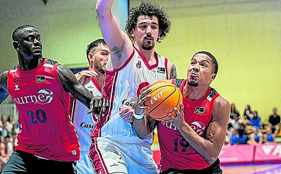 Melwin Pantzar intenta una entrada a canasta en el amistoso frente al Zaragoza.