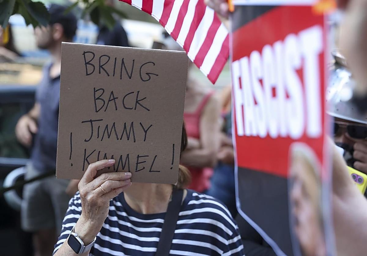 Personas protestando frente a una oficina de ABC por la suspensión del presentador de televisión estadounidense Jimmy Kimmel de su programa de entrevistas nocturno en Nueva York.