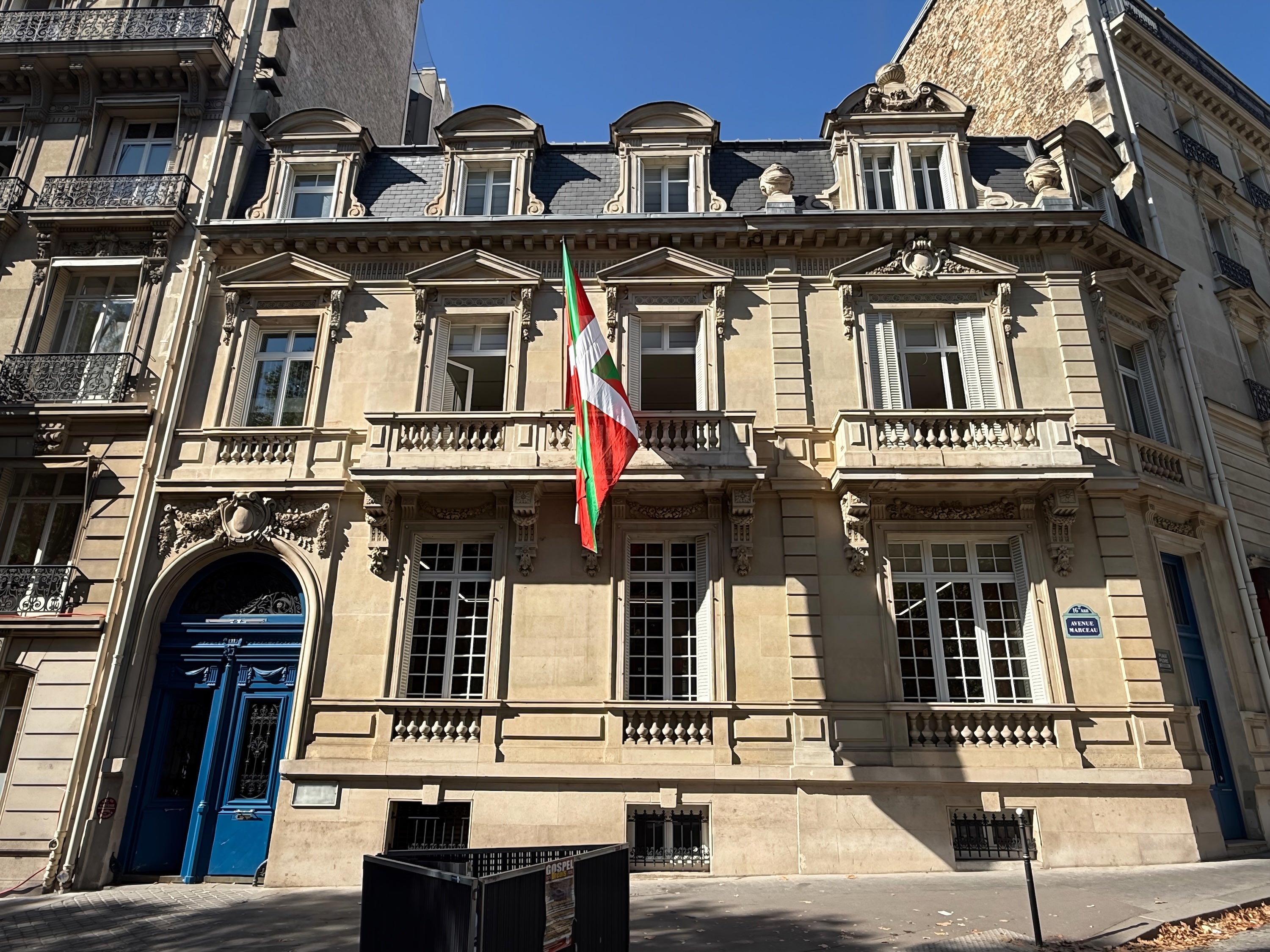 El palacete está situado en el número 11 de la céntrica Avenida Marceau.