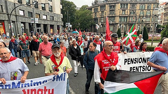 Miles de pensionistas toman la calle para equiparar las prestaciones más bajas con el salario mínimo