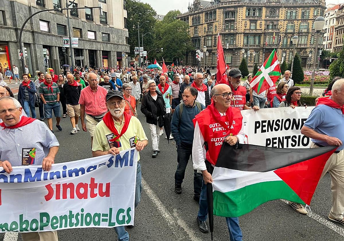 Miles de pensionistas toman la calle para equiparar las prestaciones más bajas con el salario mínimo