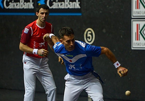 Urrutikoetxea sigue el aurresku en su honor que tuvo lugar en el frontón Bizkaia.