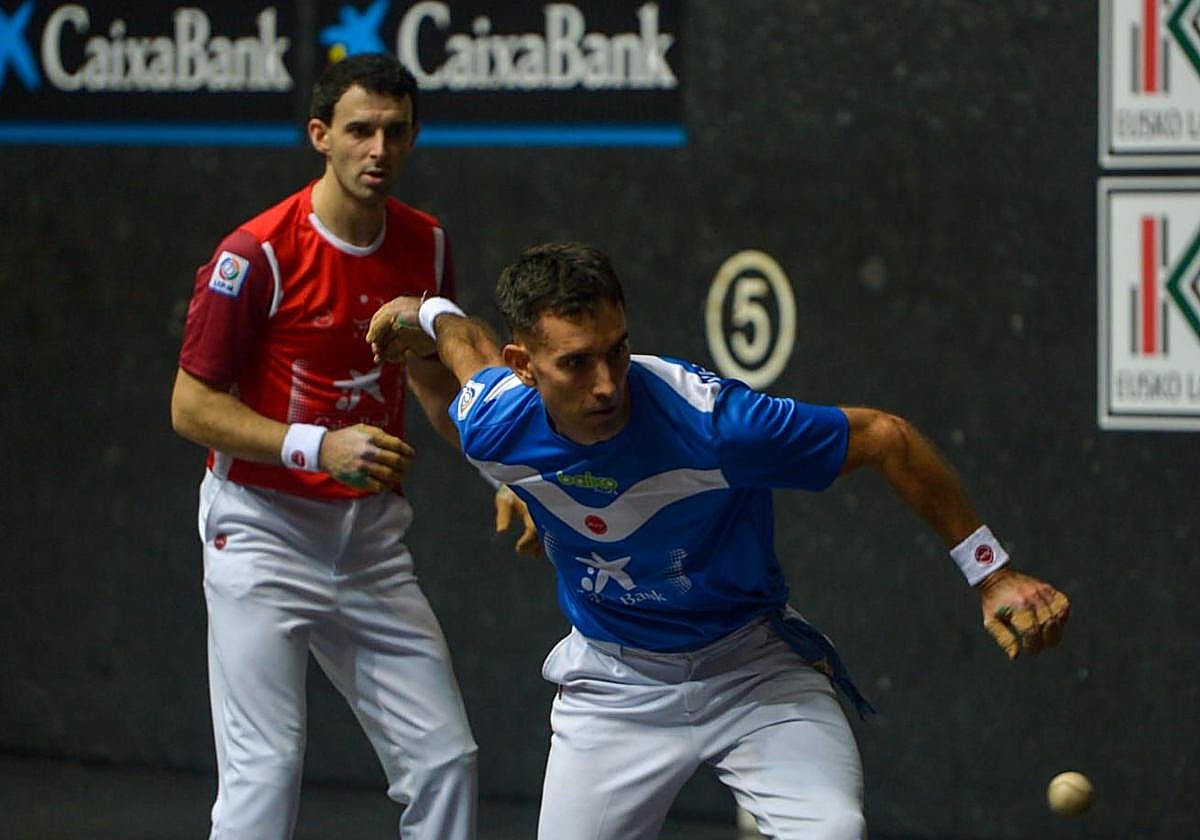 Urrutikoetxea sigue el aurresku en su honor que tuvo lugar en el frontón Bizkaia.