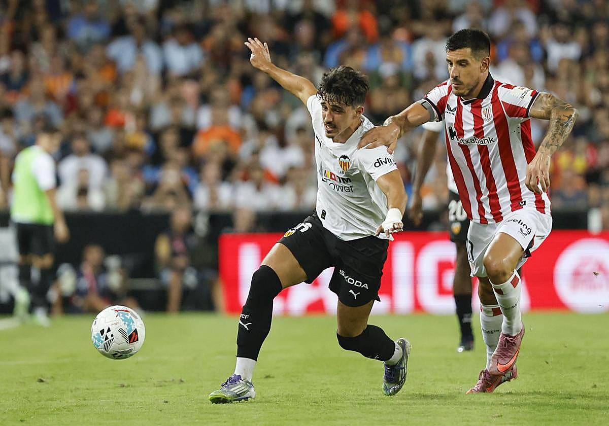 Yuri trata de frenar a Diego López.