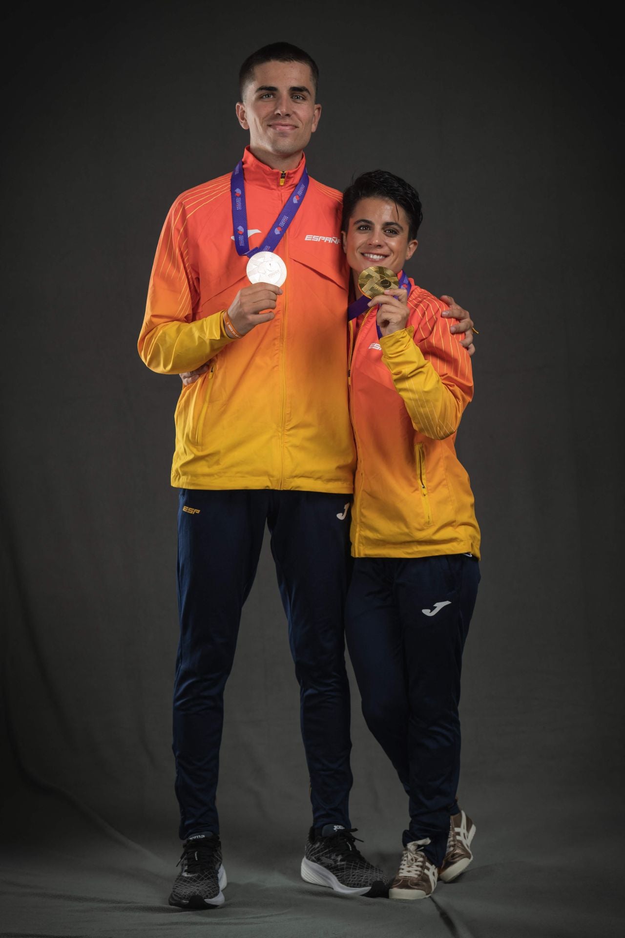 Paul McGrath y María Pérez, con sus medallas de 20 kilómetros marcha.