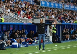 El Chacho da instrucciones frente al Sevilla.