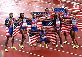 Los dos equipos estadounidenses del relevo corto celebran su victoria.