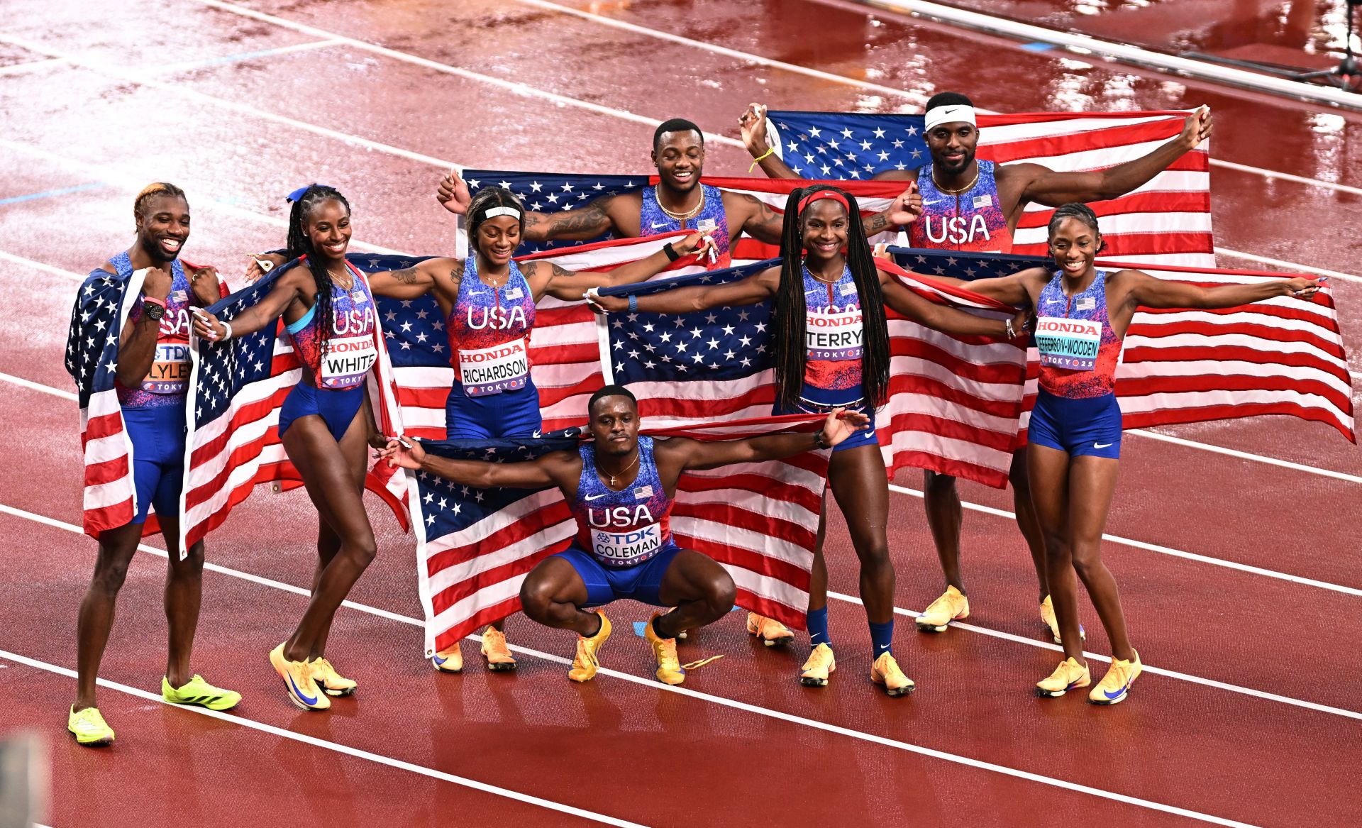 Los dos equipos estadounidenses del relevo corto celebran su victoria.