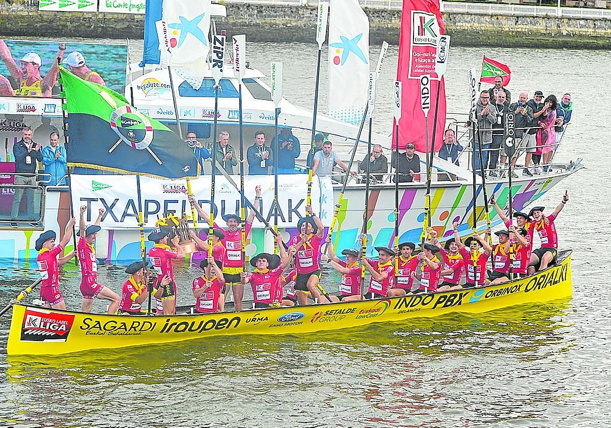 Los remeros de Orio celebran su gran verano tras recibir la Bandera El Corte Inglés y la corona de Liga.