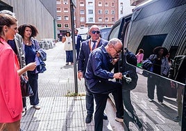 El actor Javier Gutiérrez sube a un servicio de transporte 'premium' en la pasada edición del FesTVal en Vitoria.