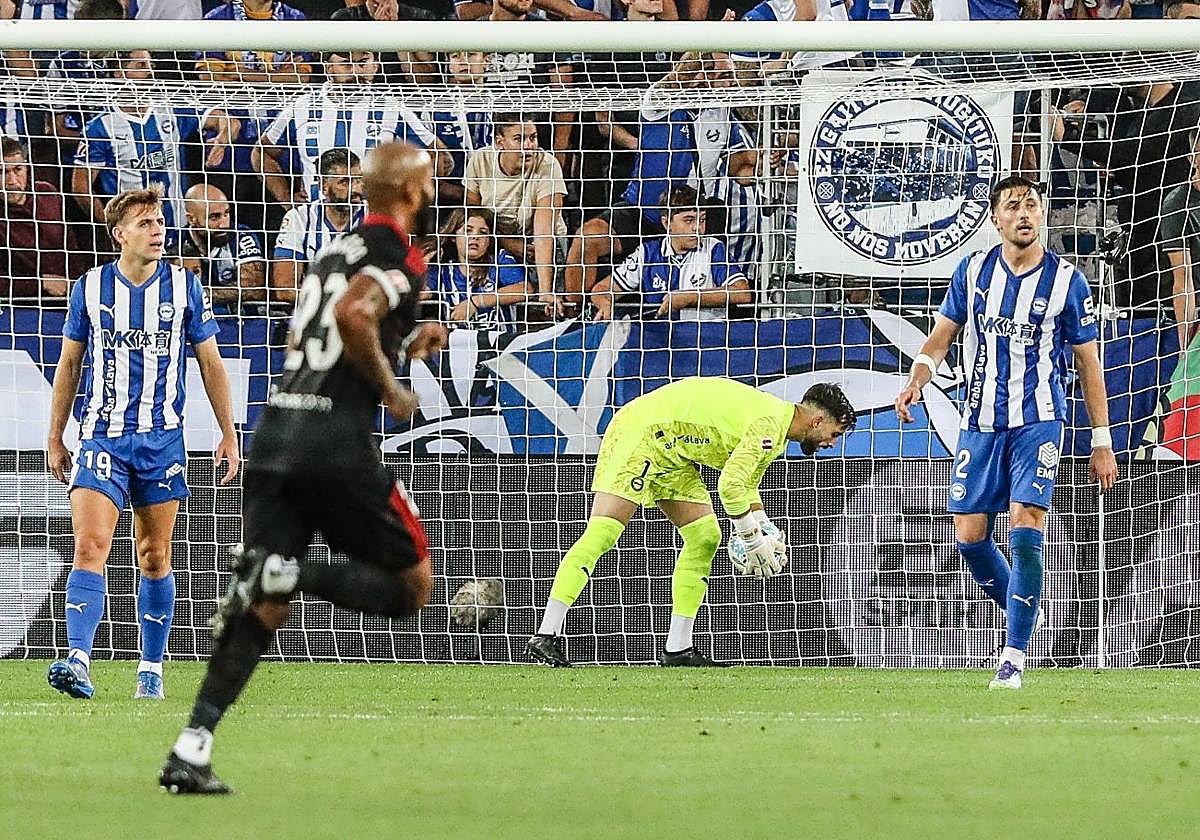 Ibáñez y Garcés se lamentan tras el segundo gol del Sevilla.