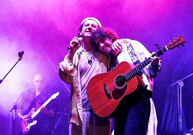 Coti abrazando a su hijo Iván.