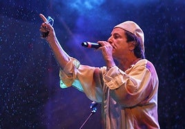 Coti Sorokin bajo la lluvia.