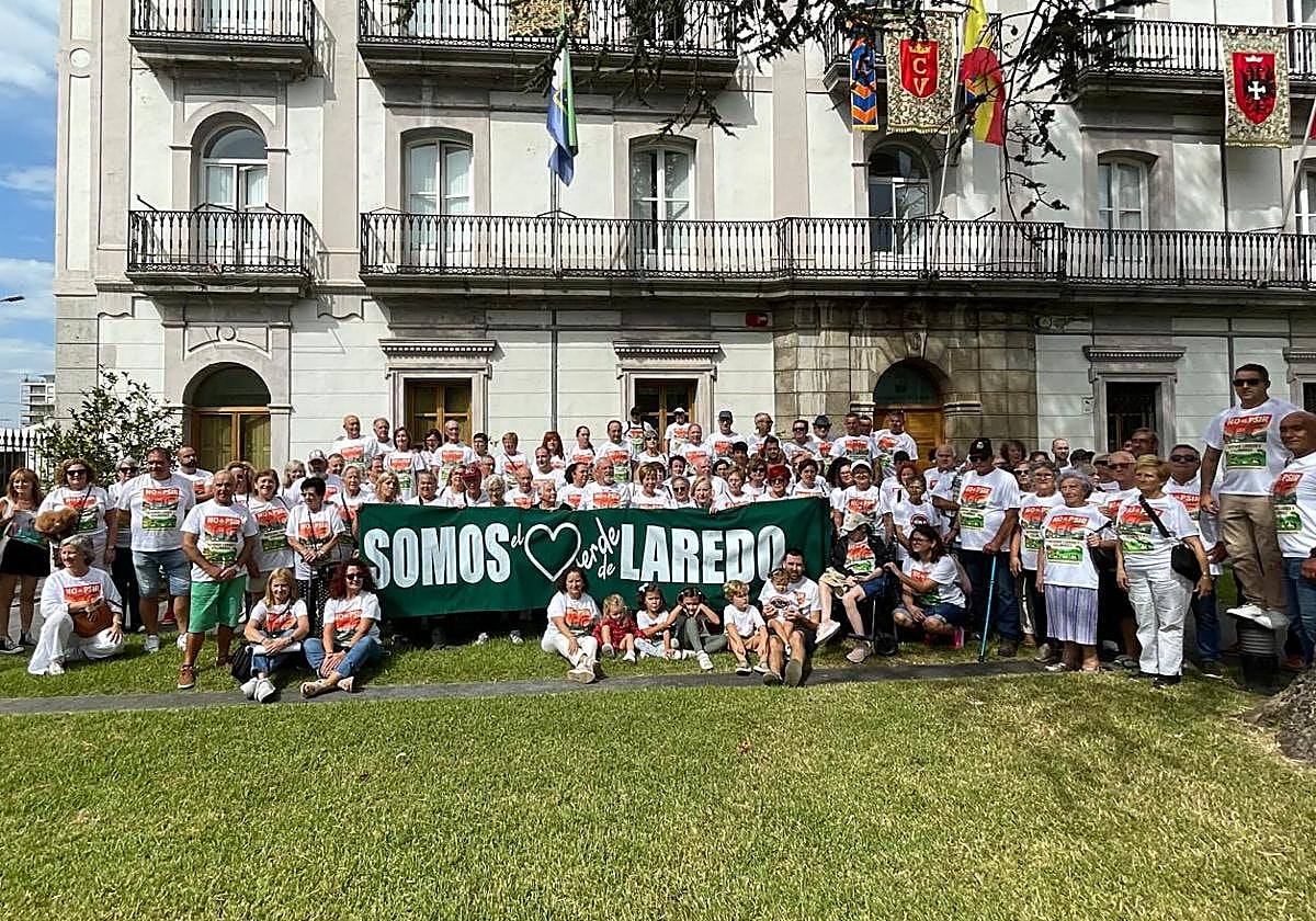 Protesta vecinal frente al Ayuntamiento de Laredo con las camisetas 'No al PSIR'.