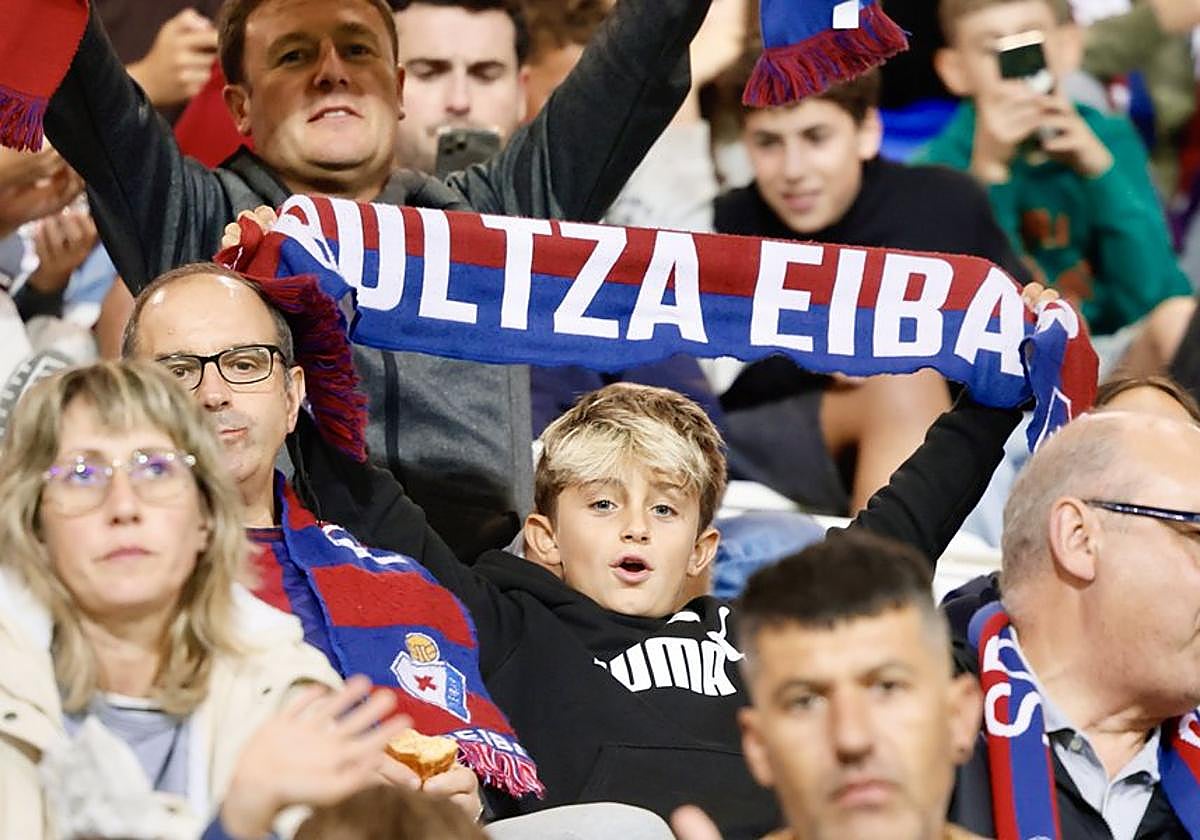 El entrenador y sus jugadores quieren alimentar la pasión de aficionados como el niño de la imagen, que empuja con fuerza desde la grada