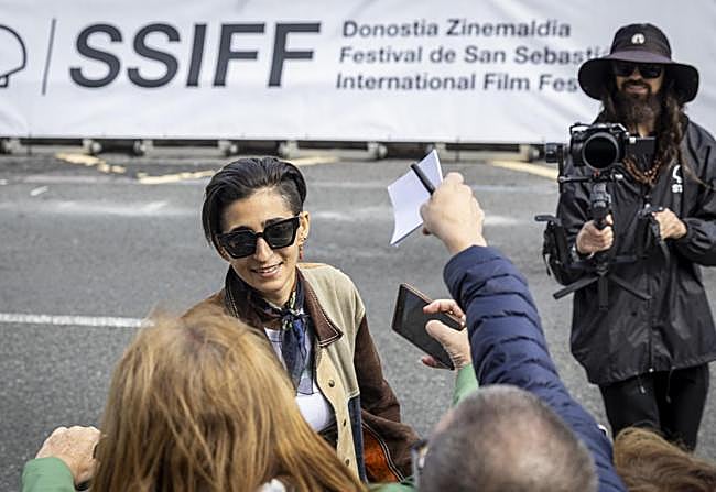 La actriz Alba Flores saluda a los fans este lunes en San Sebastián.