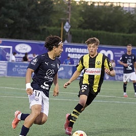 Diego Fernández persigue a un jugador del Utebo en la primera jornada de liga.
