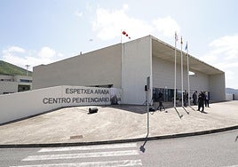 La entrada al Centro Penitenciario de Álava.
