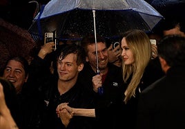 Angelina se fotografía con un fan.